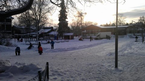 Lunchrast och snölek på Mälarhöjdens skola. Södra Sidan var på plats för att skriva om matslänget och fick bra tips från eleverna på hur man kan minska det.